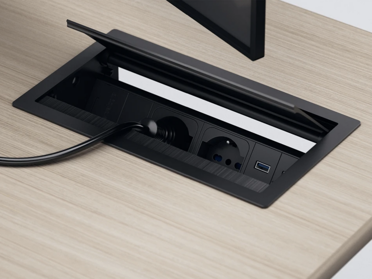 VersaFlap 45 – Sistem Profesional Încastrabil cu Capac și Deschidere Simplă| 4 Schuko + 1 USB + 2 RJ45