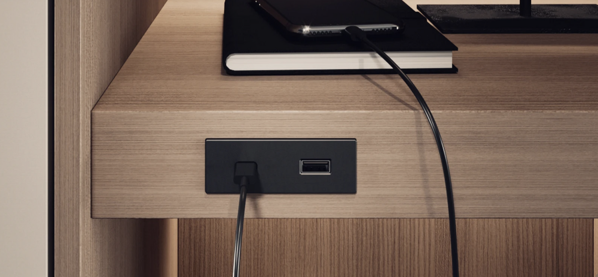 VersaPick – Grommet Inteligent Ultra-Compact pentru Încărcare USB-A și USB-C